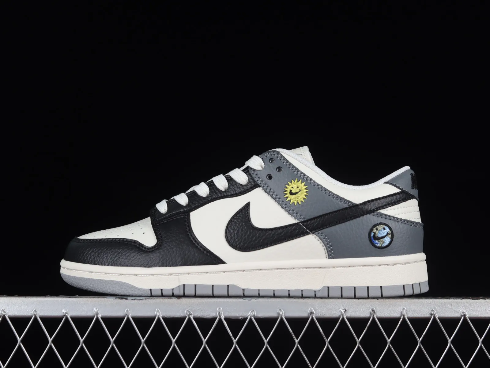 Nike SB Dunk Low Beige Black Dark Grey BB1609-113