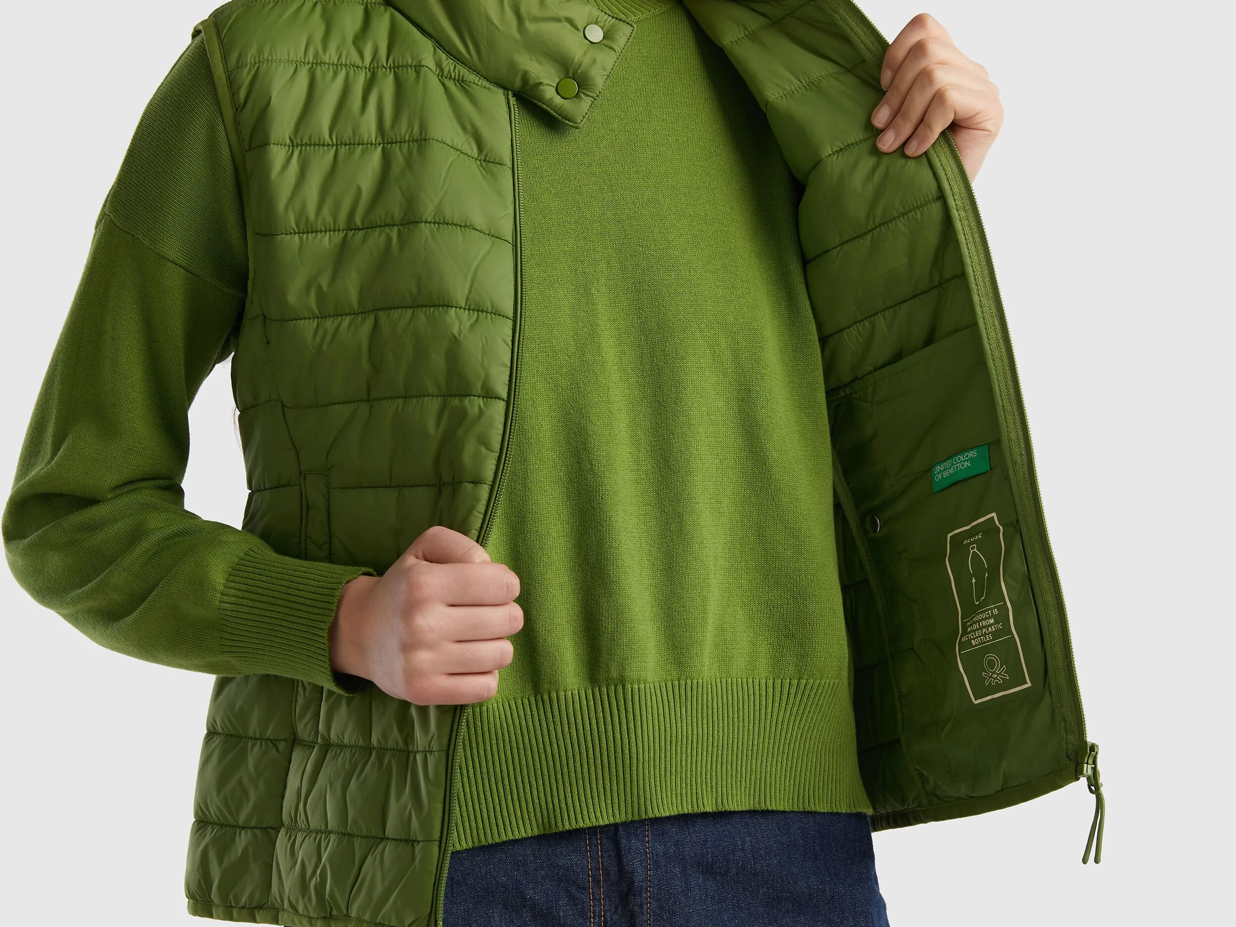 Sleeveless puffer jacket with recycled wadding - Military Green | Benetton